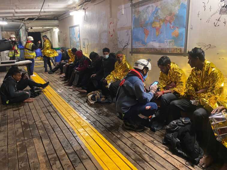 Migranti, 29 persone salvate dalla Ocean Viking sbarcheranno a Bari: arrivo previsto tra due giorni