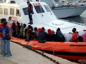 Galleria foto 'Migranti, raffica di sbarchi a Lampedusa. Barca si capovolge: un morto' - foto 1