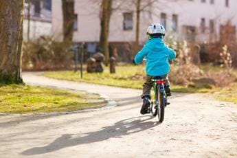 Galleria foto 'Milano, bimbo di 5 anni in bici urta anziana che cade e muore: indagato il padre' - foto 1