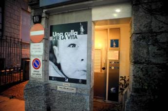 Galleria foto 'Milano, bimbo lasciato nella culla per la vita della Mangiagalli' - foto 1