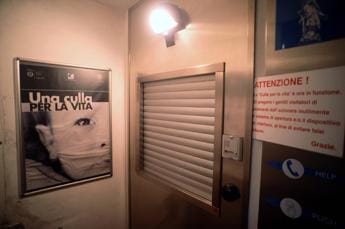 Galleria foto 'Milano, il neonatologo: “Enea era avvolto in copertina verde, vorrei parlare alla mamma”' - foto 1