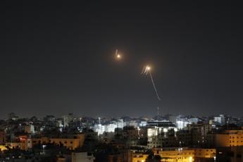 Galleria foto 'Mo, bombardamenti Israele in Libano e Gaza: colpiti siti Hamas' - foto 1