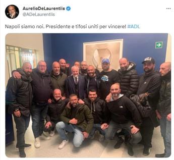 Galleria foto 'Napoli, ‘pace’ tra presidente De Laurentiis e tifosi' - foto 1