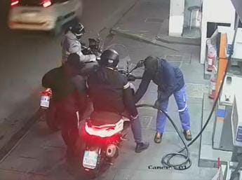 Galleria foto 'Napoli, provano a rubargli lo scooter e gli sparano – Video' - foto 1