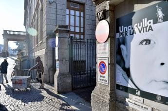 Galleria foto 'Neonato in culla vita al Mangiagalli di Milano, al via iter per affidamento Enea' - foto 1