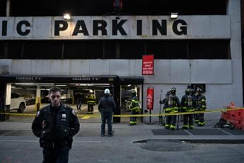 Galleria foto 'New York, crolla garage di 4 piani: un morto e 5 feriti' - foto 1