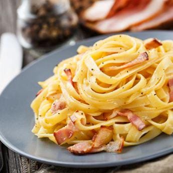 Galleria foto 'Oggi è il Carbonara Day, ricetta originale e varianti: curiosità' - foto 1