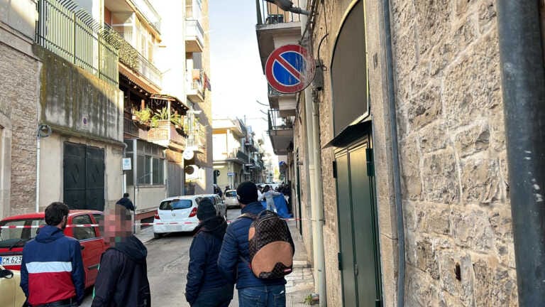 Bitonto, 50enne ucciso a coltellate: arrestato un 28enne. Era in stazione con gli abiti sporchi di sangue