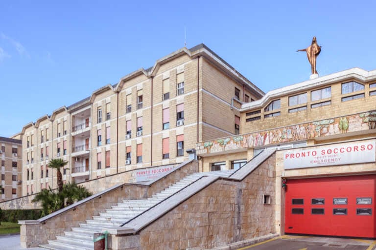 Va in ospedale per una frattura e ruba lo smartphone a un’infermiera: denunciato un 53enne a Galatina