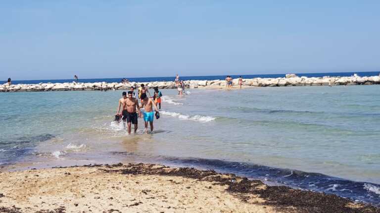 A Bari è finalmente primavera: in tanti a Pane e pomodoro per il primo bagno. E torna la “passerella” sul mare – FOTO