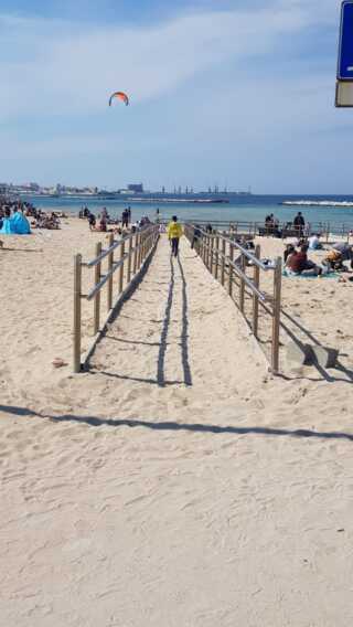 Galleria foto 'A Bari è finalmente primavera: in tanti a Pane e pomodoro per il primo bagno. E torna la “passerella” sul mare – FOTO' - foto 6