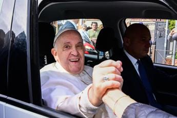 Galleria foto 'Papa Francesco dimesso dal Gemelli' - foto 1