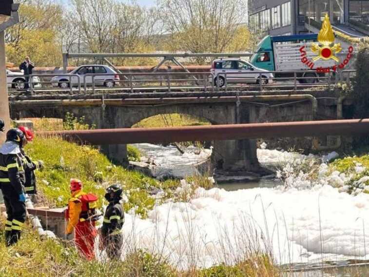 Una sostanza schiumosa invade l’alveo del torrente Tora nel Potentino: vigili del fuoco al lavoro – VIDEO