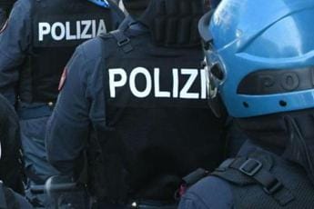 Galleria foto 'Pisa-Cagliari, disordini prima della partita: feriti 3 poliziotti' - foto 1