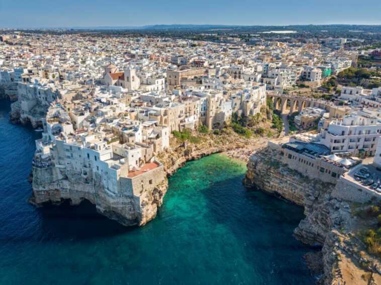Turista 20enne picchiata per strada a Polignano a Mare: arrestato il fidanzato