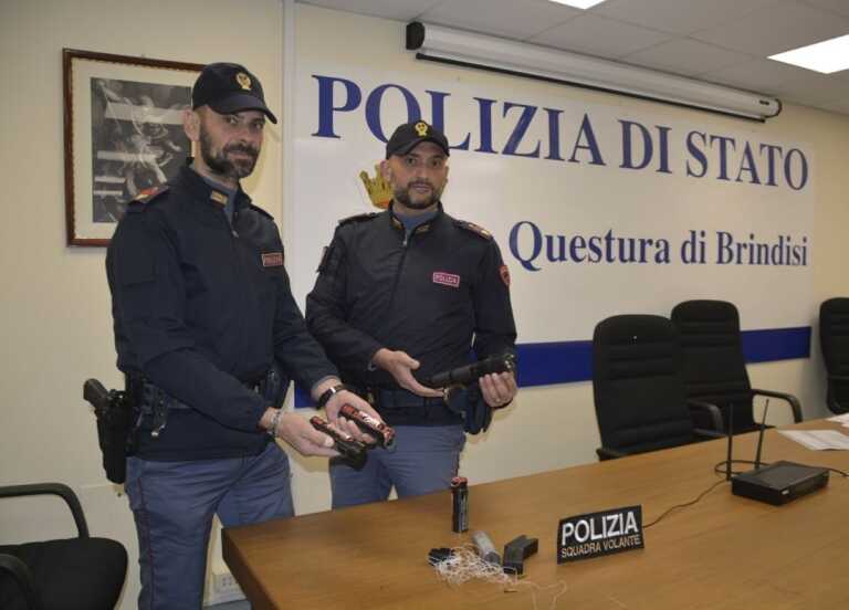 Sorpresi in auto con due taser di grosse dimensioni: denunciati tre brindisini