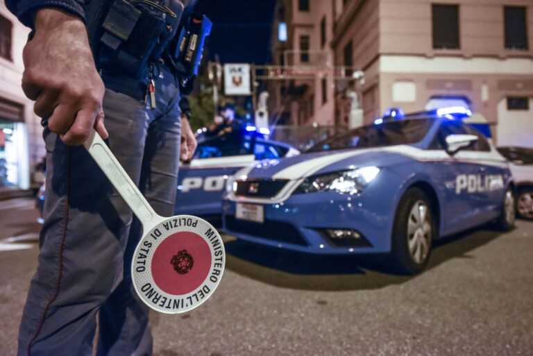 Bari, cellulare e soldi rubati al culmine di una lite in piazza Umberto: due arresti