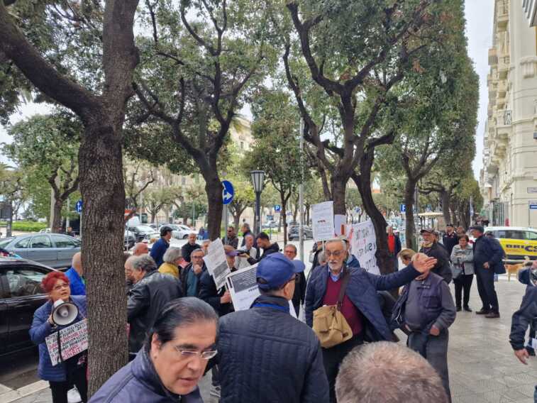 Galleria foto 'Assemblea del cda della Banca popolare di Bari, gli azionisti protestano: «Noi esclusi per paura»' - foto 1