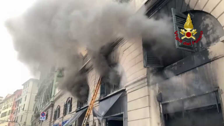 Galleria foto 'Densa nuvola di fumo per un incendio in un negozio a Genova' - foto 1