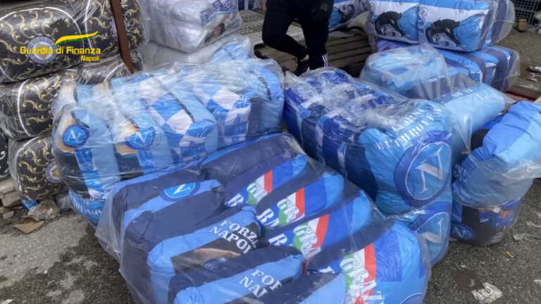 Galleria foto 'Napoli, sequestrati oltre 35 mila articoli calcistici' - foto 1