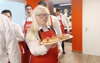 Galleria foto 'Ragazza PizzAut fa ritratto per Mattarella: “Lavorare qui passo verso indipendenza”' - foto 1