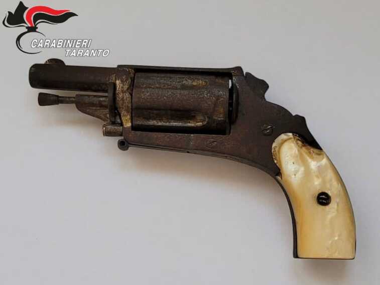Pistole clandestine modificate e nascoste in camera da letto: due persone ai domiciliari a Taranto Pistole clandestine modificate e nascoste in camera da letto: due persone ai domiciliari a Taranto