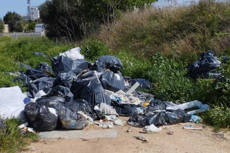 Cumuli di spazzatura e vetri rotti: strada Santa Caterina a Bari ridotta a discarica