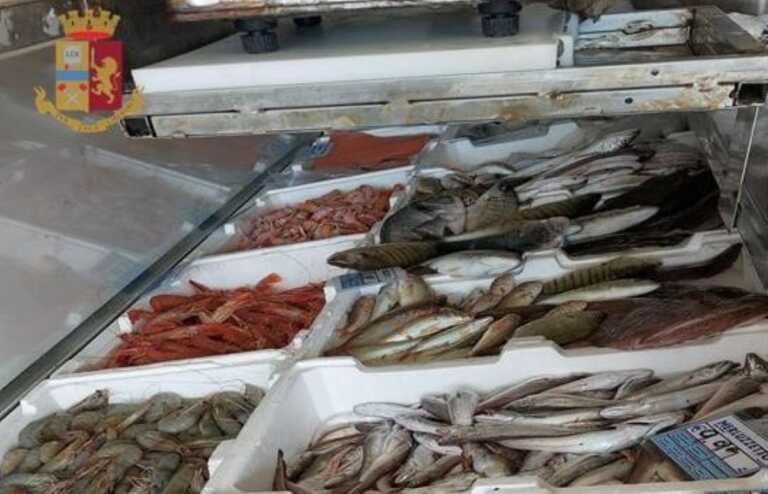 Taranto, finisce in ospedale dopo aver mangiato cozze mal conservate: sequestrata una rivendita mobile