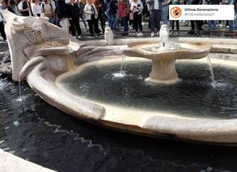 Galleria foto 'Roma, blitz di Ultima Generazione: “Tinta di nero acqua fontana Piazza Spagna” – Video' - foto 1