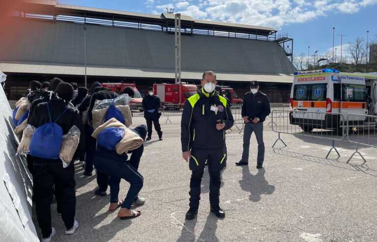 Galleria foto 'A Brindisi i 339 migranti arrivati con la Geo Barents. Emiliano: «Per battere gli scafisti si rendano legali i viaggi» – FOTO e VIDEO' - foto 3