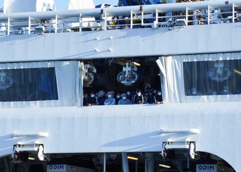 A Brindisi i 339 migranti arrivati con la Geo Barents. Emiliano: «Per battere gli scafisti si rendano legali i viaggi» – FOTO e VIDEO