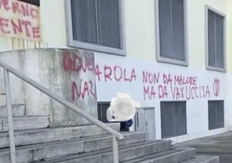 Scritte “no vax” sui muri del liceo dove è morta una professoressa a Bari: «Totale mancanza di rispetto»