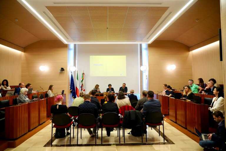 A Bari un seminario sulla comunicazione dei fondi europei: presenti i responsabili di 16 Paesi Ue – FOTO A Bari un seminario sulla comunicazione dei fondi europei: presenti i responsabili di 16 Paesi Ue – FOTO