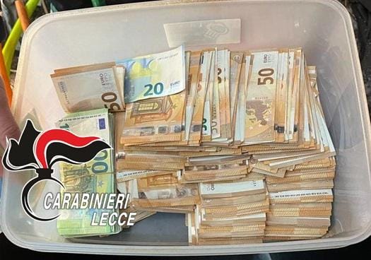 Galleria foto 'Cinque chili di droga nei secchi e nel garage due serre di marijuana: arrestato un 27enne a Sannicola di Lecce' - foto 1