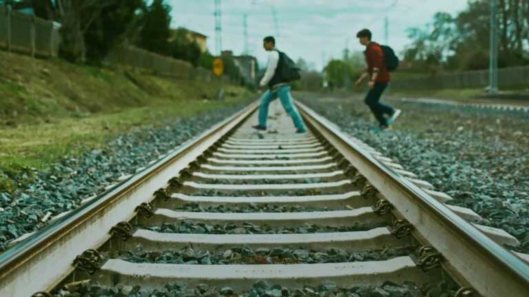 Sicurezza in stazione, vicino ai binari e ai passaggi a livello: la nuova campagna di comunicazione di Rfi e Anas – VIDEO