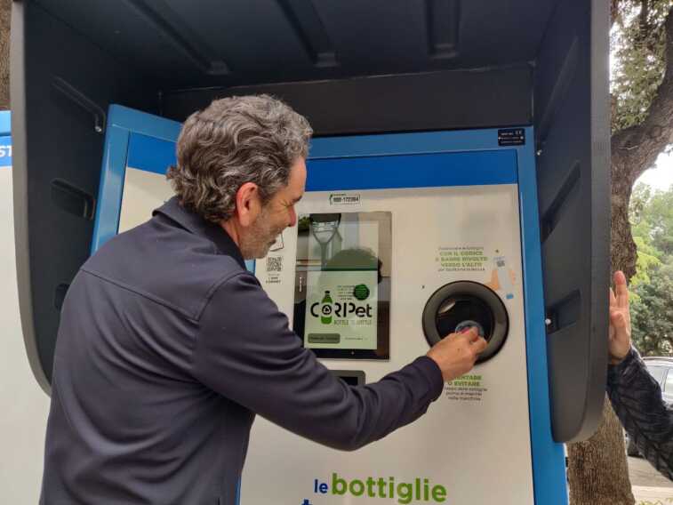 Attivi gli ecocompattatori a Lecce: per i cittadini sconti e buoni in cambio di bottiglie di plastica in PET