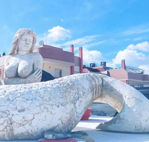 La sirena delle polemiche a Monopoli, il dirigente scolastico difende l’opera degli alunni: «Non solo donne da spot»