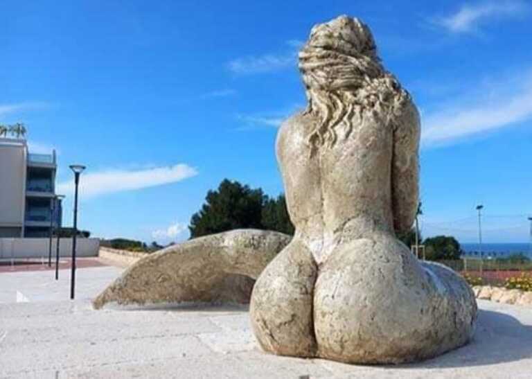 «La statua della sirena è troppo formosa»: è polemica a Monopoli