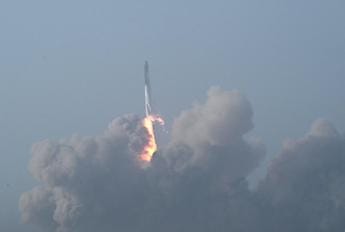 Galleria foto 'Space X, Starship decolla ma esplode subito – Video' - foto 1