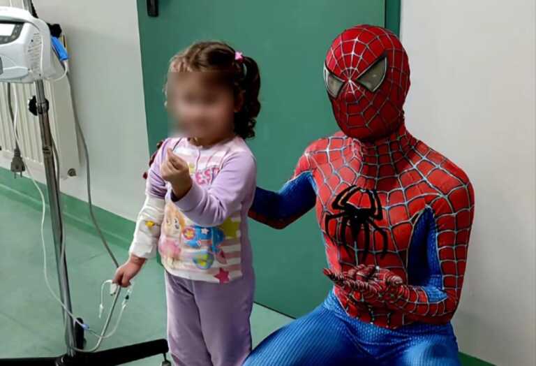 Il sogno dell’Uomo Ragno: «Vorrei portare un sorriso ai bambini ricoverati nell’ospedale di San Pio»