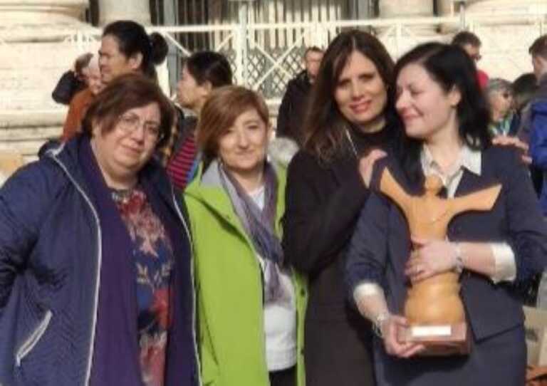 Studenti salentini dal Santo Padre: donata a Papa Francesco una statua di San Giuseppe