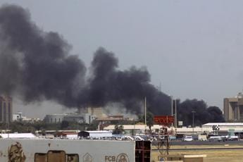Galleria foto 'Sudan, spari ed esplosioni: scontri a Khartoum' - foto 1
