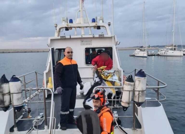 Porto Cesareo, surfista trascinato al largo dalle correnti e dal forte vento: salvato dalla Guardia costiera