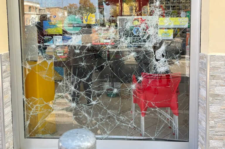 Borgo Mezzanone, extracomunitario semina il panico prendendo a sassate la vetrina di un tabacchino