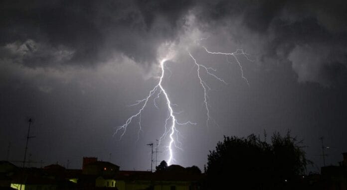 Galleria foto 'Pasqua con l’ombrello, diramata in Puglia allerta gialla' - foto 1