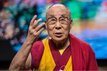 Galleria foto 'Tibet, Dalai Lama si scusa per aver chiesto a bambino di “succhiargli lingua”' - foto 1