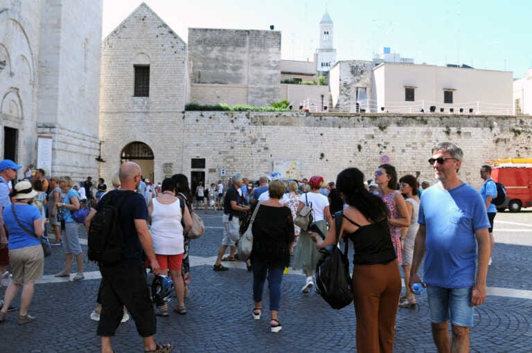 Turisti a Bari, in 60mila ad ottobre. Decaro: «La tassa di soggiorno ha prodotto 250mila euro»