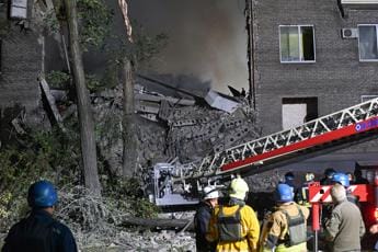 Galleria foto 'Ucraina, raid russo su Zaporizhzhia: uccisi padre e figlia 11enne' - foto 1