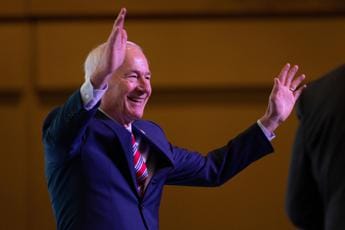 Galleria foto 'Usa 2024, ex governatore Arkansas si candida alla Casa Bianca' - foto 1