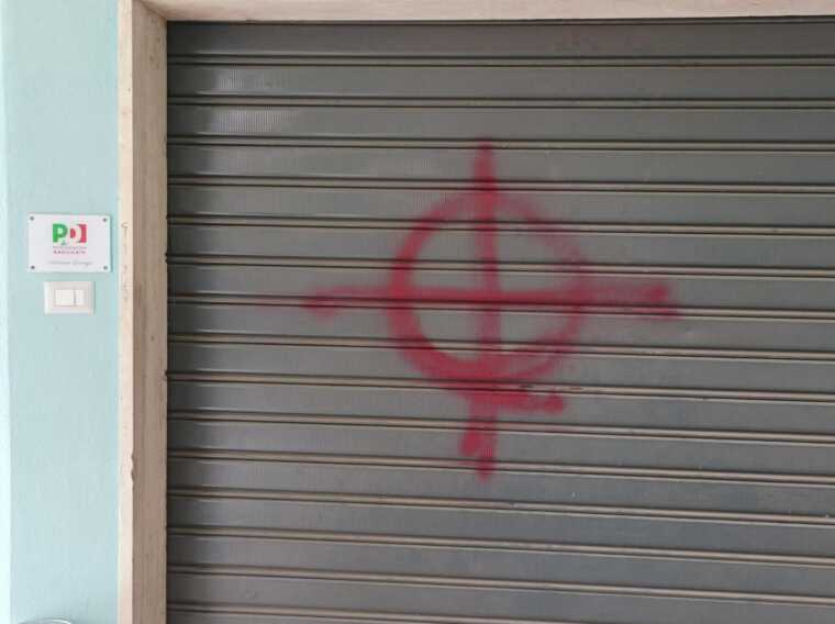 Vandalizzata la sede regionale del Pd Basilicata: «Gesto vile». Solidarietà dal presidente Bardi